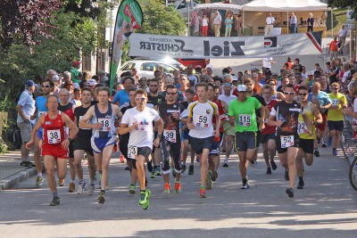 Bürgermeister Ludwig Greimel schickte die 118 Starter beim Marktlauf auf die 5-Kilometer-Runde.